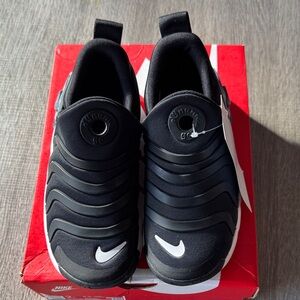 (NEW) Nike Dynamo Go size 2Y
